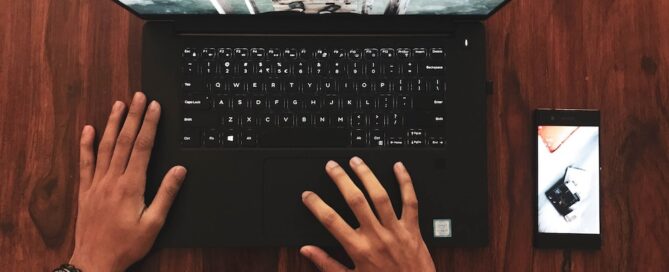 persona escribiendo en ordenador
